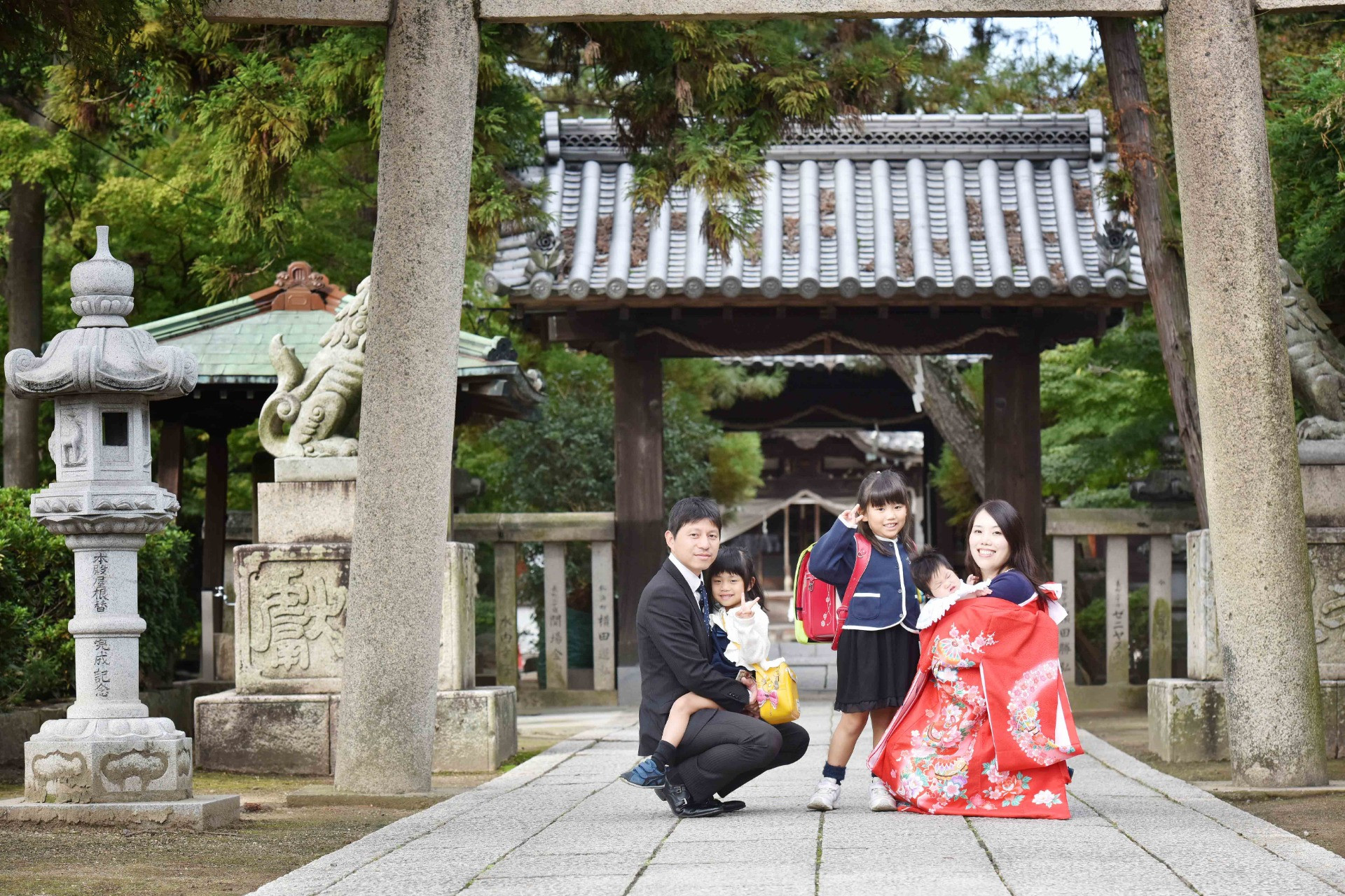 神社でお宮参りの家族写真